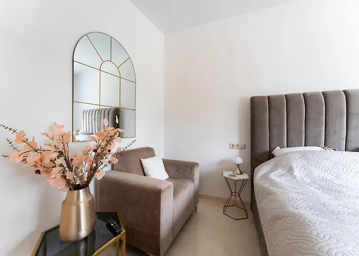 In Elviria With Terrace, Apartman *